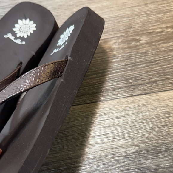 Yellow box Brown Flip Flops woman’s 7.5 (s61) - Picture 3 of 6